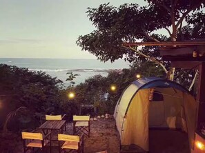 Outdoor dining - Setiba/Guarapari Beach Bungalow "Tree House" (Praia de Setiba Guarapari)