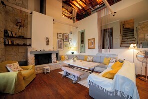 TV, fireplace, books, music library - Armonia- Rustic private villa with panoramic views (Serres)