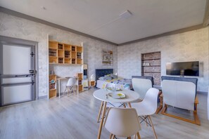 1 chambre, fer et planche à repasser, lit de bébé portatif