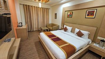 Phòng đôi Cao cấp | Bàn, khu vực làm việc phù hợp cho laptop, phòng cách âm