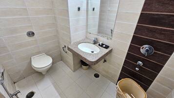 Phòng đôi Cao cấp | Phòng tắm | Buồng tắm vòi sen, đồ dùng nhà tắm miễn phí, khăn tắm, xà phòng