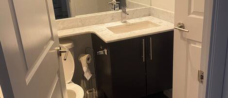 Haartrockner, Handtücher, Seife, Toilettenpapier