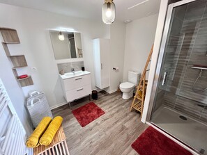 Dusche, Handtücher, Toilettenpapier