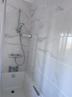 Shower, hair dryer, towels, soap - Cosy 4-Bedroom Entire Home - Sleeps 7, Oxford (Headington)