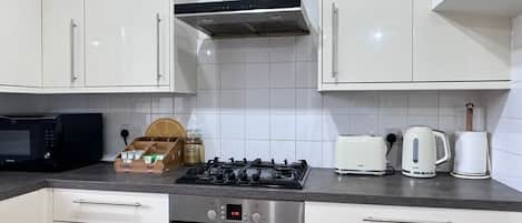 Refrigerador, microondas, horno y tetera eléctrica