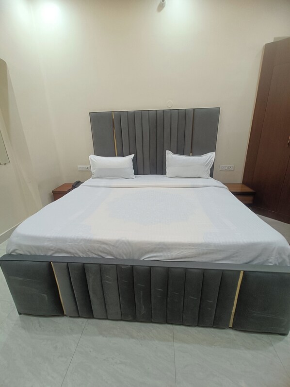 Chambre Deluxe double | Bureau, espace de travail pour ordinateurs portables