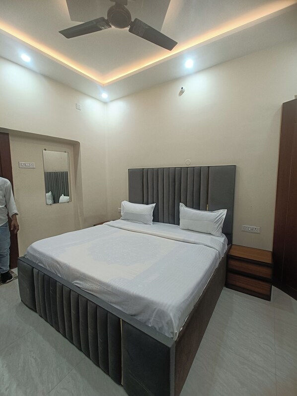 Deluxe Double Room | Desk, laptop workspace, free WiFi