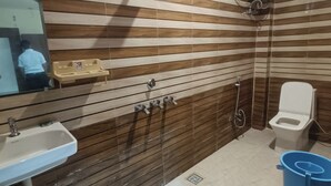 ห้องดีลักซ์ดับเบิล | ห้องน้ำ | ฝักบัว, ผ้าเช็ดตัว