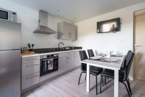 Fridge, oven, dishwasher, coffee/tea maker