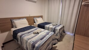 3 quartos, escrivaninha, ferros/tábuas de passar roupa
