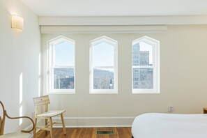 2 bedrooms, desk, iron/ironing board, travel cot - The Gazette Condo 200 at ATB (Asheville)