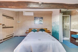 1 bedroom, iron/ironing board, travel cot, Internet