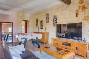 テレビ、DVD プレーヤー、テーブルサッカー台