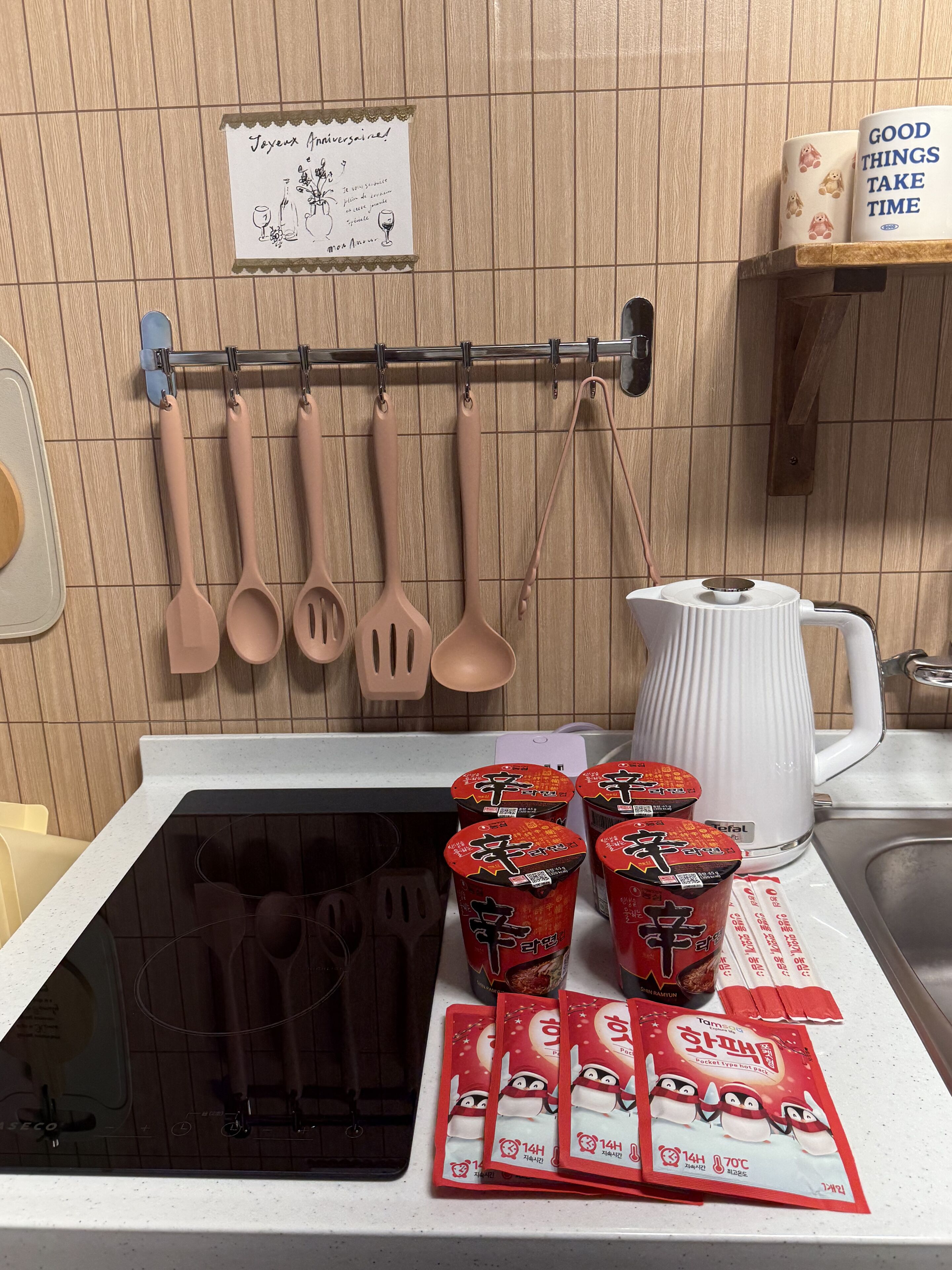 Fridge, cookware/dishes/utensils, paper towels