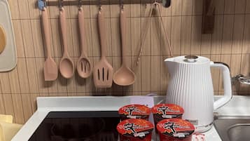 Fridge, cookware/dishes/utensils, paper towels