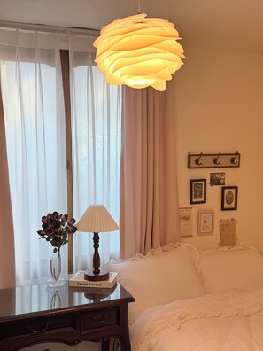 2 bedrooms, in-room safe, desk, WiFi - 수원 행궁동 달빛스테이 #핫한 장소 행리단길5분 #임금이 쉬었던 연못근처!  #화성행궁 도보 5분! #편의점 2분 (Suwon)
