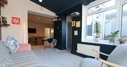 Quiet cosy terraced house on a pedestrian only street with parking to rear