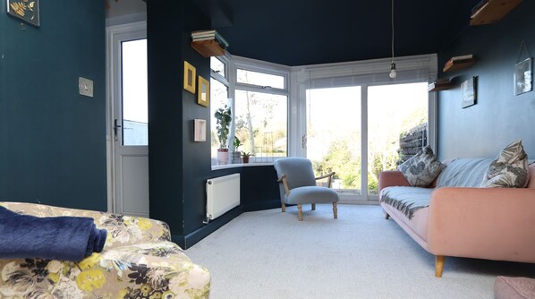 Smart TV, books - Quiet cosy terraced house on a pedestrian only street with parking to rear (Rhiwderin)