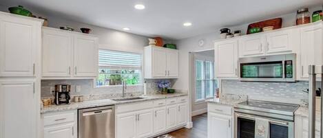 Jääkaappi, mikroaaltouuni, uuni, liesi