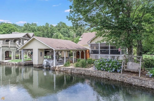 Charming 3 bedroom Lake Burton cottage; sleeps 9; boat house with slip