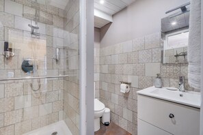 Sèche-cheveux, serviettes fournies