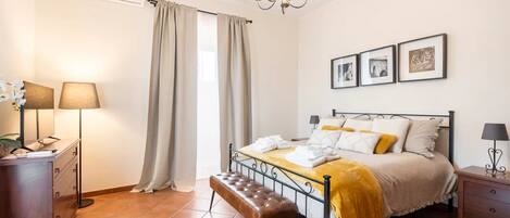 2 makuuhuonetta, työpöytä, silitysrauta/-lauta, ilmainen Wi-Fi