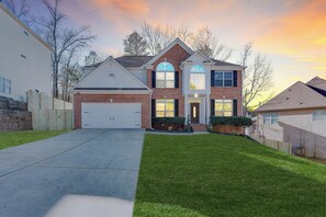 Exterior - Spacious 8-bedroom house with WiFi and AC in marvelous Atlanta (Atlanta)