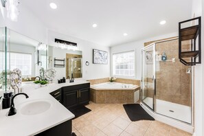 Shower, hair dryer, towels, soap - Spacious 8-bedroom house with WiFi and AC in marvelous Atlanta (Atlanta)