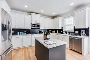 Private kitchen - Spacious 8-bedroom house with WiFi and AC in marvelous Atlanta (Atlanta)