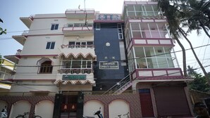 Un immeuble à plusieurs étages sur lequel on peut lire l’inscription suivante : « Sukumari Smruti Sadan ».