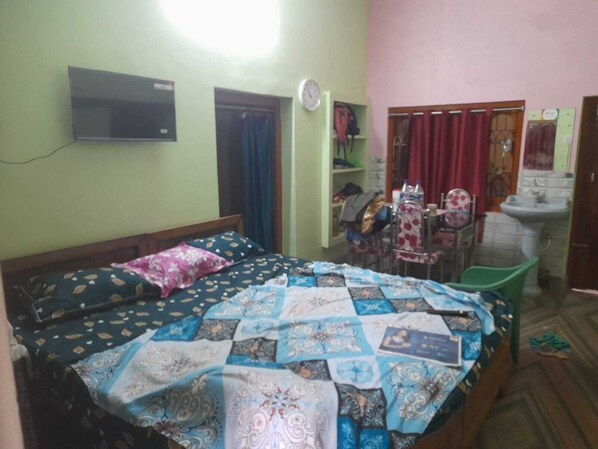 Family Room | Living area | 32-inch LED TV with cable channels, Netflix, streaming services