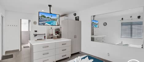 Espace de travail pour ordinateur portable, fer et planche à repasser