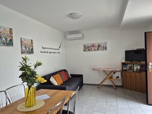 Smart TV - Le Mimose Holiday House - Apartment in Villa 10 minutes from Lake Como. (Grandate)