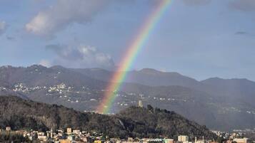 Eine Stadtansicht mit einem Regenbogen über den Bergen.