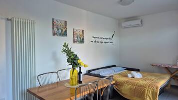 1 slaapkamer, een strijkplank/strijkijzer, reisbedje, gratis wifi