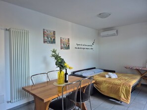 1 chambre, fer et planche à repasser, lit parapluie, Wi-Fi gratuit