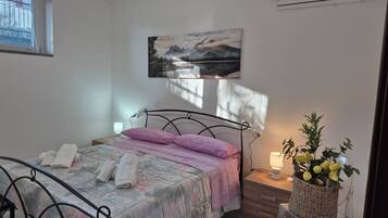 1 slaapkamer, een strijkplank/strijkijzer, reisbedje, gratis wifi