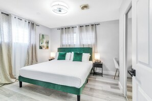 5 bedrooms, iron/ironing board, WiFi, bed sheets