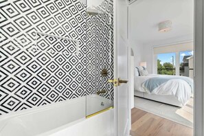 Shower, hair dryer, towels - Stareway to Heaven Su (Fairfield)