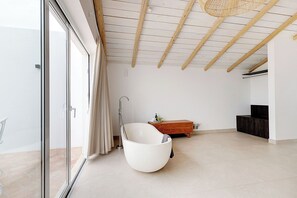 Een douche, een haardroger, een bidet, handdoeken