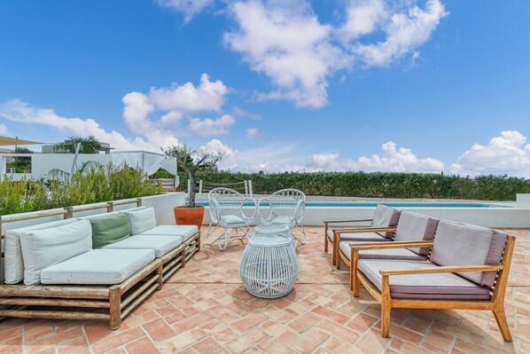 Outdoor dining - Large boutique villa with 6 ensuite rooms & heated pool (Carvoeiro)