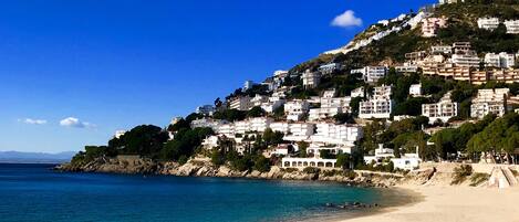 Chaises longues, serviettes de plage