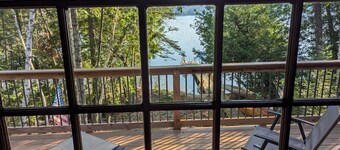 Private, cozy 4-bedroom log cabin with 374 feet of lakeshore on Washburn Lake!