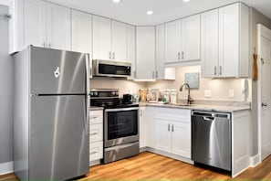 Refrigerador, microondas, horno y parrilla de estufa