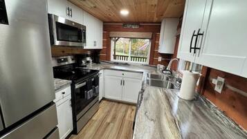 Een koelkast, een magnetron, een oven, een kookplaat