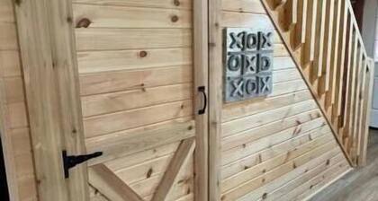 Cozy Cabin Escape w/Hot Tub, King Bed & Fire Pit