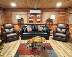 Smart-TV, peis og bøker