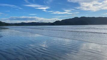 Vlak bij het strand, ligstoelen, strandlakens