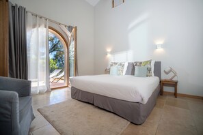 11 bedrooms, iron/ironing board, WiFi, bed sheets - Estate nestled in the heights of Le Lavandou with breathtaking sea views.  (Le Lavandou)