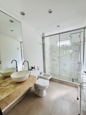 SĂšche-cheveux, bidet, serviettes fournies, savon